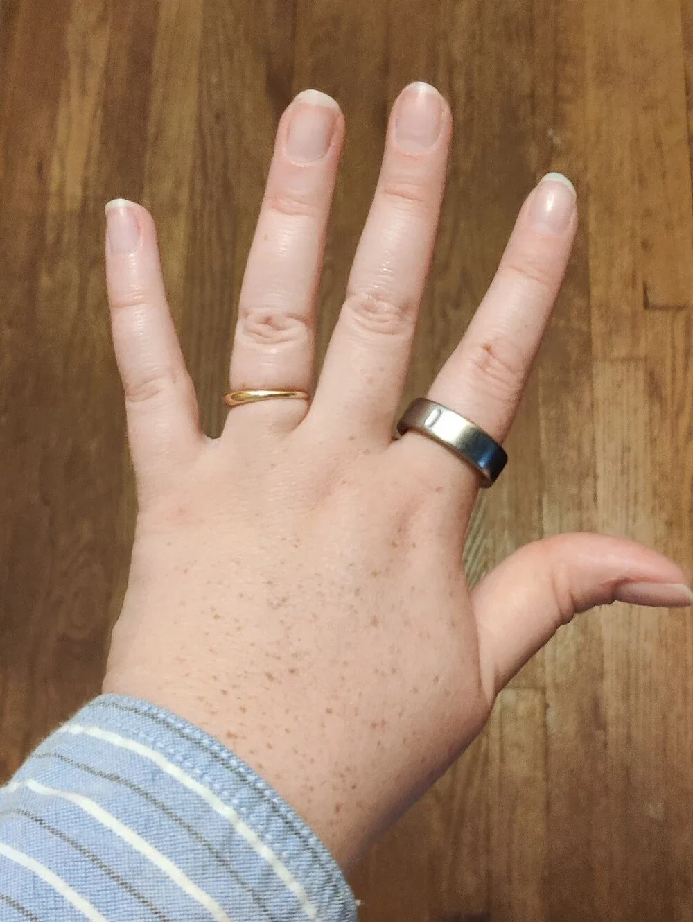 Silver Oura Ring Generation 4 Size 12 and charging base
